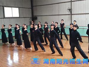 平江县璐璐艺术职业学校1.jpg