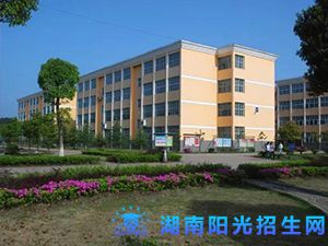 平江县璐璐艺术职业学校.jpg